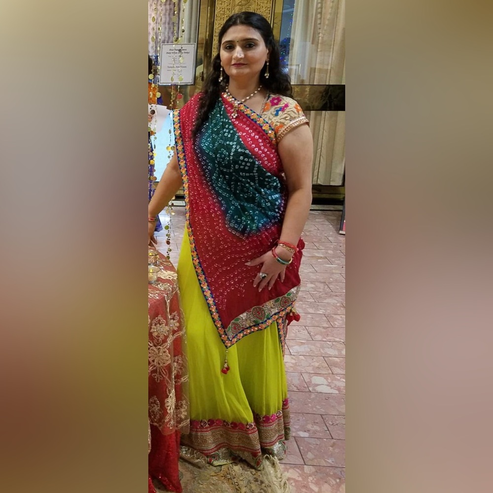 Bandhni lehenga with a yellow skirt and colorful dupata, size XL!